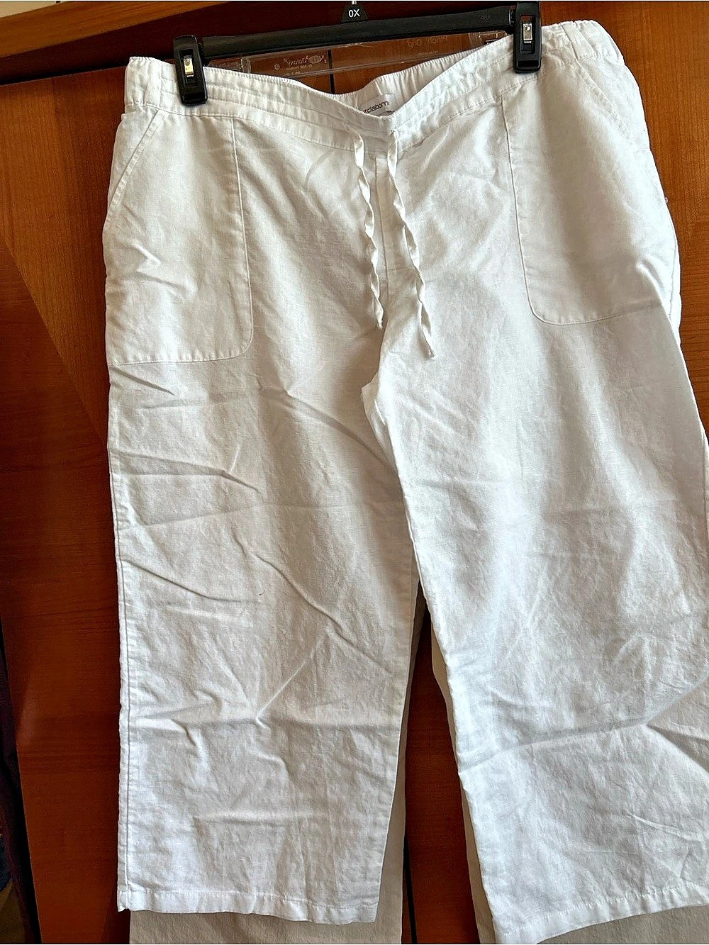 Liz Claiborne White Capri Pants Size Large Like New